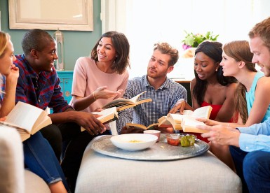 Een koffer met boeken voor de leeskring