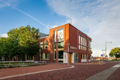 Blik op School 7 vanuit de Beatrixstraat